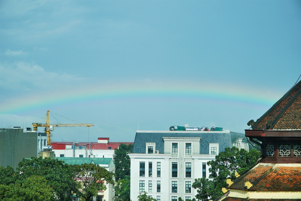 Cầu vồng nhìn qua trường Đại học Tổng hợp (Lê Thánh Tông, Hà Nội). (Ảnh: Minh Hiếu/Vietnam+)h