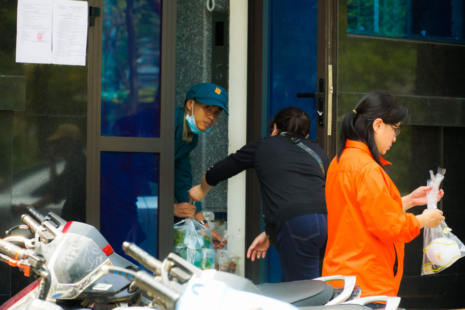 Thức ăn từ bên ngoài được vận chuyển vào thông qua trụ sở UBND phường Trúc Bạch. Đồ ăn sẽ được khử trùng 100% trước khi sử dụng. (Ảnh: Minh Hiếu/Vietnam+)