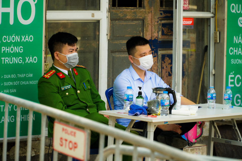 Tất cả lực lượng chức năng khu vực đều đeo khẩu trang và có nước khử trùng. (Ảnh: Minh Hiếu/Vietnam+)