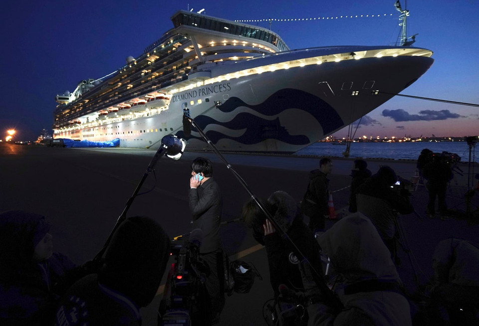 Các phóng viên đưa tin bên ngoài tàu Diamond Princess. Hiện trên tàu xác định có 39 người đã bị phát hiện dương tính. (Ảnh: AP)