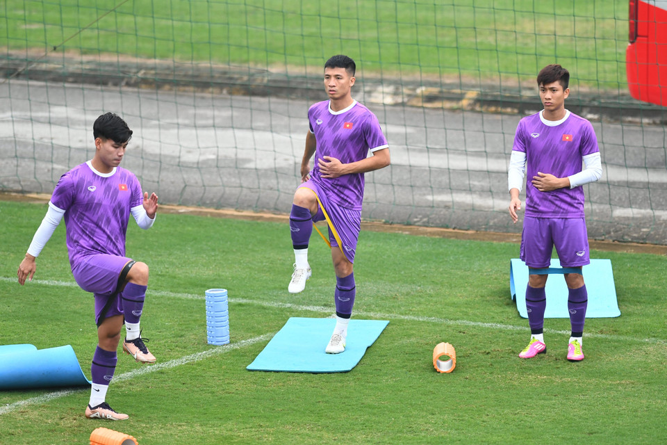 AFF Cup 2022 có lịch thi đấu dày đặc khiến tuyển Việt Nam có rất ít thời gian nghỉ ngơi giữa mỗi loạt trận. Điều này đòi hỏi đoàn quân áo đỏ sao vàng cần chú trọng việc duy trì thể trạng sung mãn. (Ảnh: PV/Vietnam+)