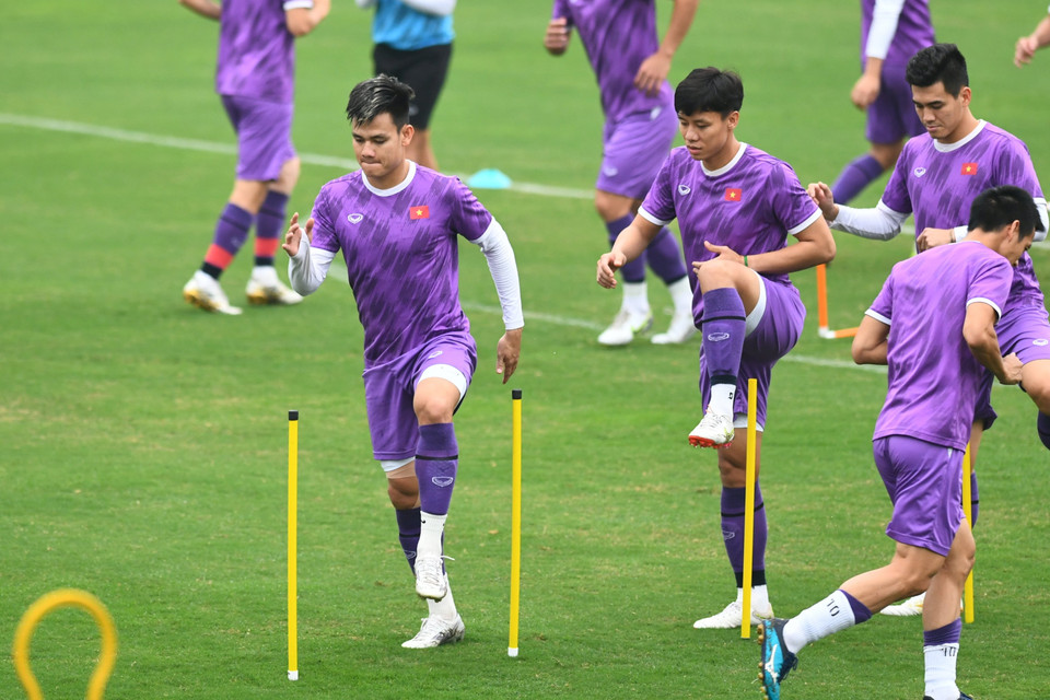 Ban huấn luyện viên đội tuyển Việt Nam chủ yếu cho cầu thủ tham gia các bài tập hồi phục thể lực trong buổi tập này trước khi rèn luyện chiến thuật. (Ảnh: PV/Vietnam+)