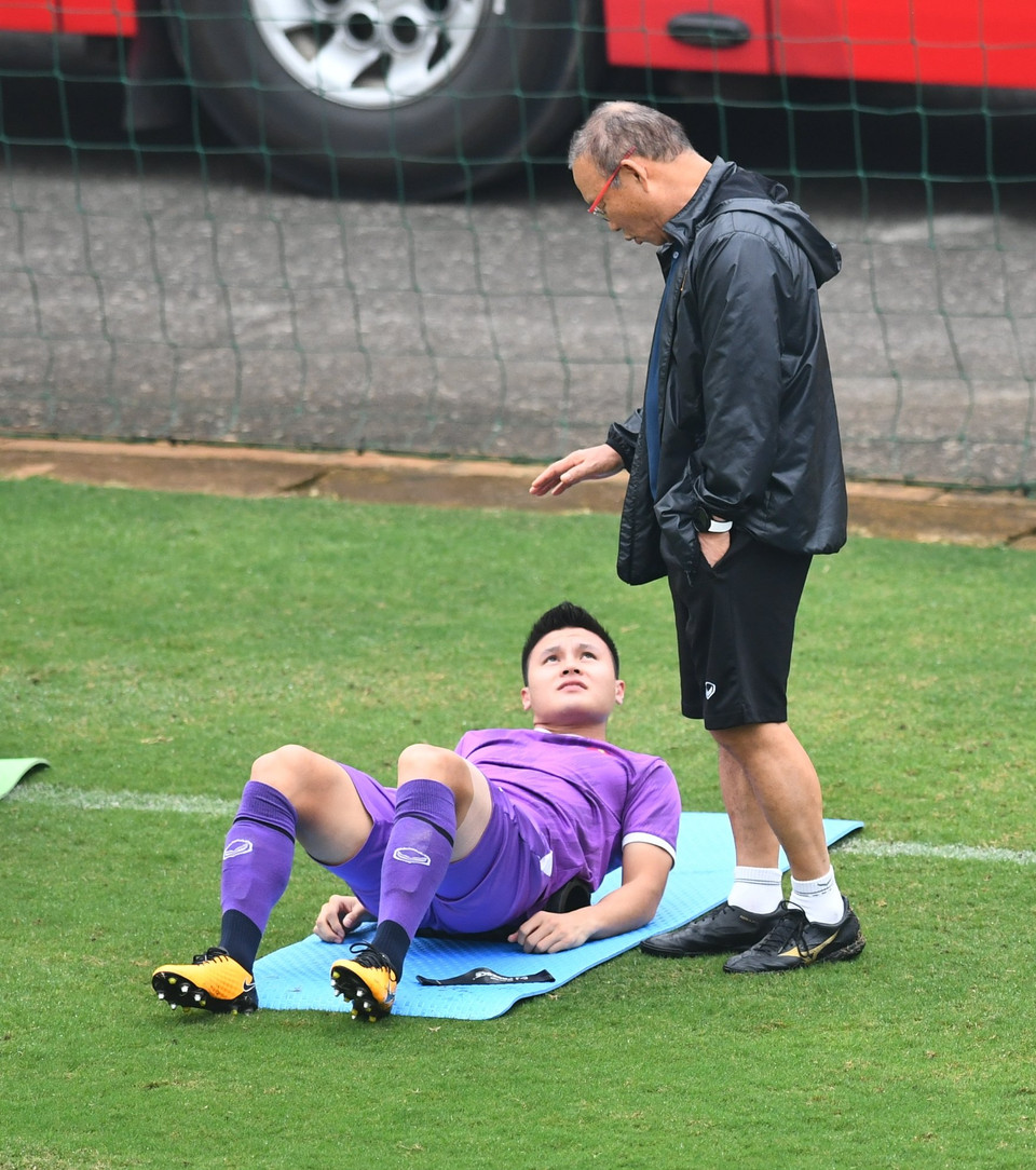 Huấn luyện viên Park Hang-seo thường xuyên hỏi thăm cũng như trò chuyện với các cầu thủ trong buổi tập. (Ảnh: PV/Vietnam+)