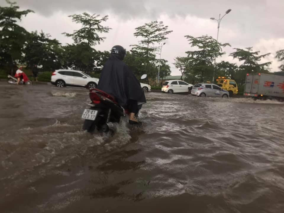 Mưa lớn liên tục hàng giờ đồng hồ đã khiến các con phố của Hà Nội chìm trong 'biển nước.' (Ảnh: PV/Vietnam+)