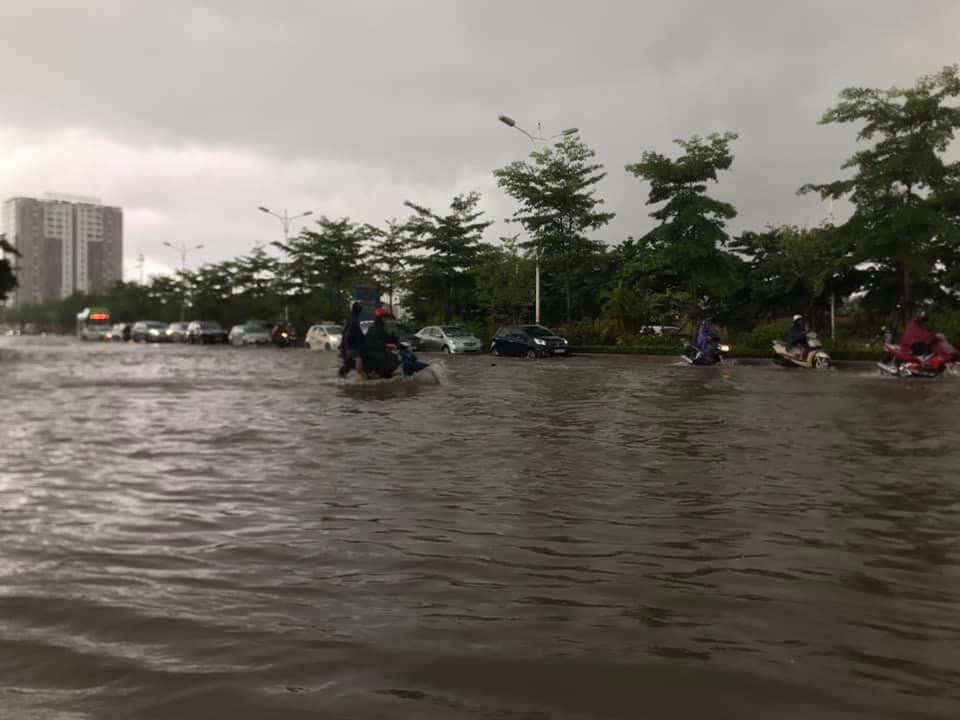 Việc ngập sâu khiến cho nhiều phương tiện đi lại rất khó khăn. (Ảnh: PV/Vietnam+)