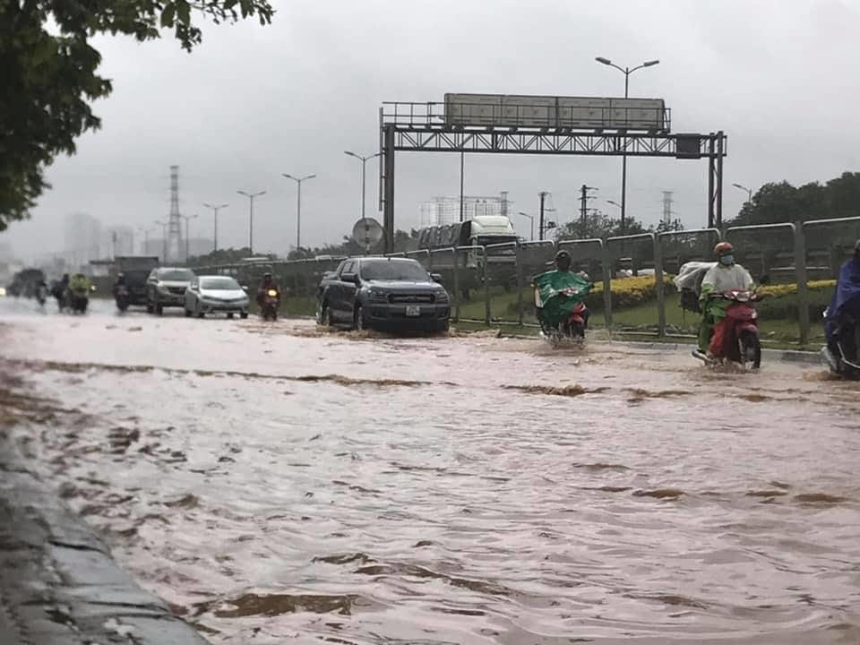 Các tuyến đường đi vào nội thành Hà Nội như Mễ Trì, Cổ Linh, Nguyễn Trãi đều trong tình trạng ngập nặng, có nơi lên đến 40-60mm. (Ảnh: PV/Vietnam+)