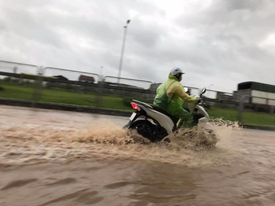 Việc tham gia giao thông trong điều kiện thời tiết thế này rất nguy hiểm. (Ảnh: PV/Vietnam+)