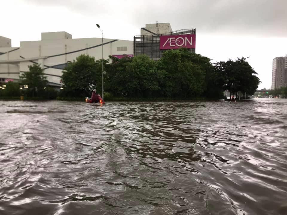 Nhiều con phố đã biến thành 'biển nước.' (Ảnh: PV/Vietnam+)