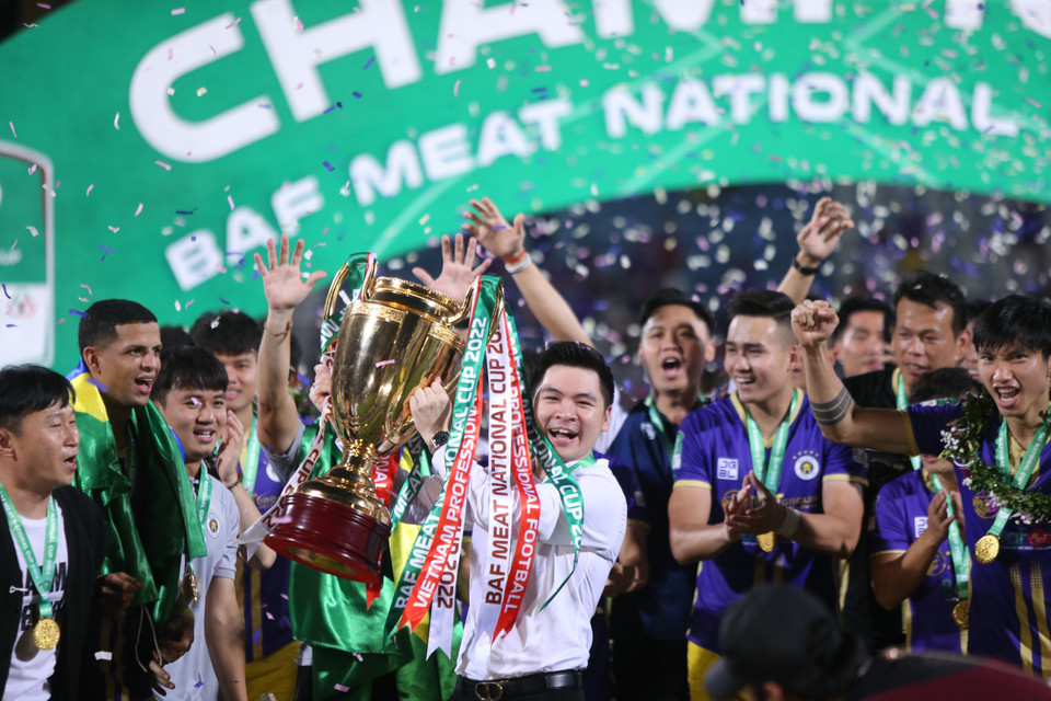 Con trai bầu Hiển, Đỗ Vinh Quang ăn mừng danh hiệu mới giành được. Mùa giải 2022, Chủ tịch câu lạc bộ Hà NộI FC lần đầu tiên giành cú đúp danh hiệu với đội nhà. (Ảnh: PV/Vietnam+)