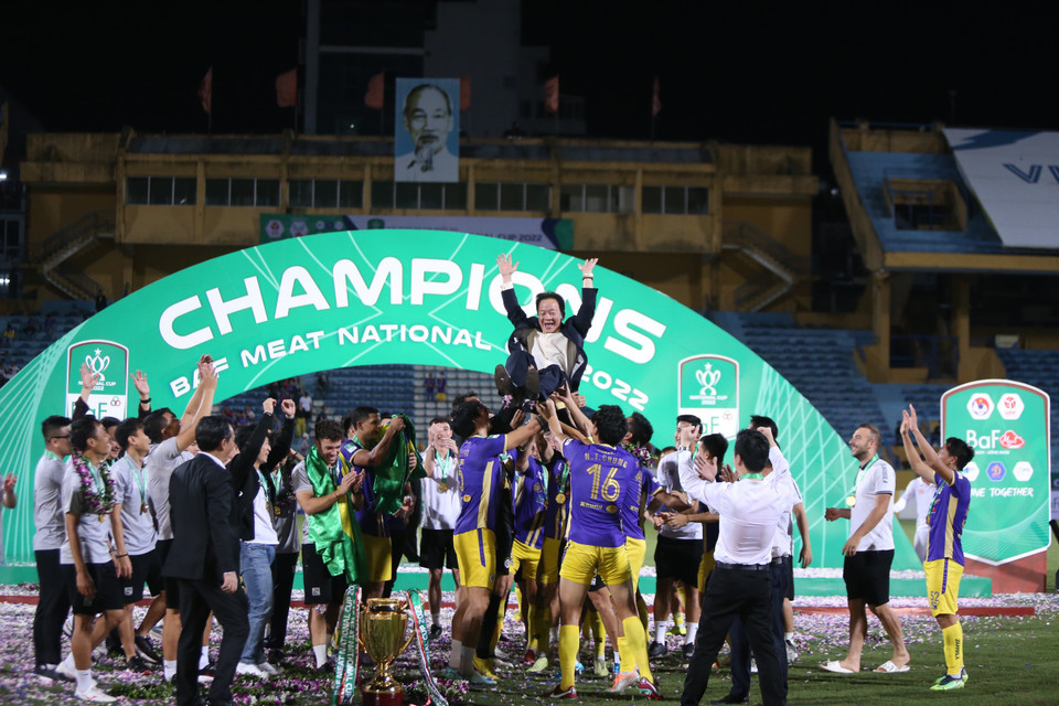 Mùa giải 2022, Hà Nội FC đã giành cú đúp danh hiệu với chức vô địch V-League và Cúp Quốc gia, qua đó một lần nữa khẳng định vị thế thống trị bóng đá chuyên nghiệp Việt Nam kể từ ngày được thành lập bởi bầu Hiển. (Ảnh: PV/Vietnam+)