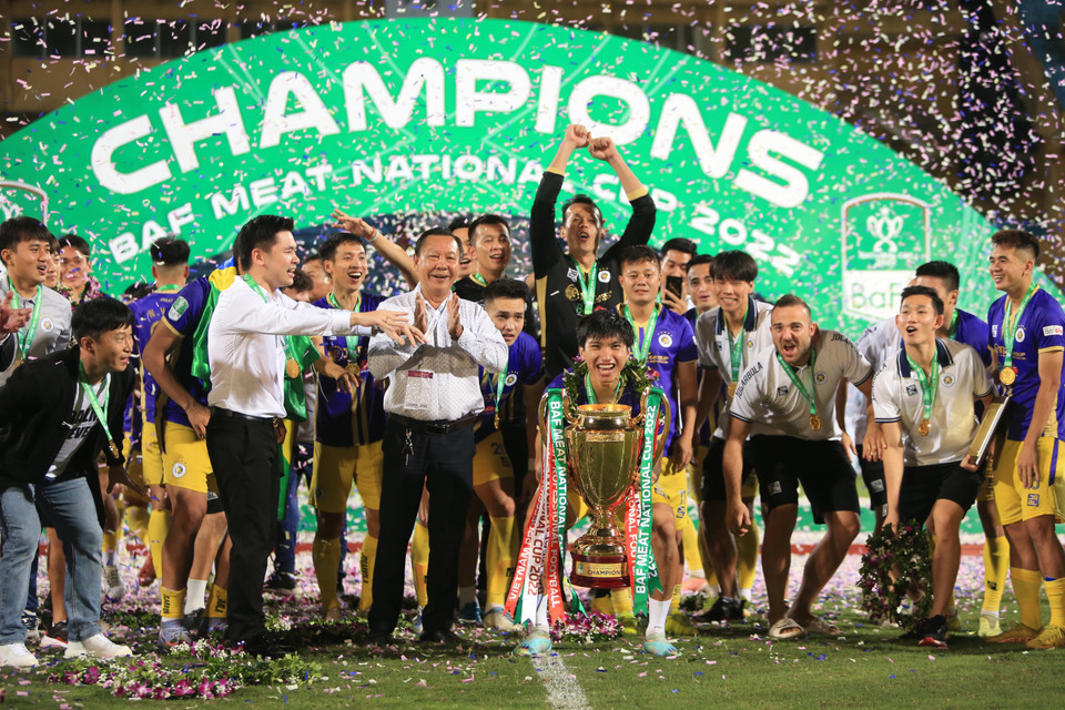 Đoàn Văn Hậu sung sướng với danh hiệu thứ hai ở mùa giải này. Cầu thủ sinh năm 1999 ghi bàn thắng mở tỷ số quan trọng ở trận chung kết Cúp Quốc gia 2022 giúp đội nhà lên ngôi. (Ảnh: PV/Vietnam+)