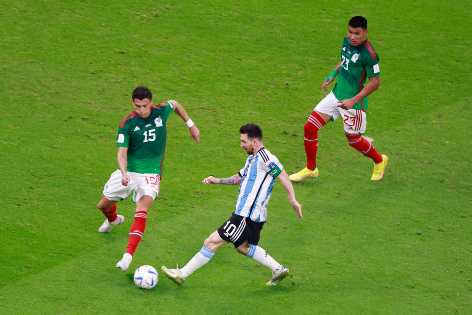 Đội bóng Nam Mỹ gặp áp lực lớn trước trận đấu này sau khi phải nhận thất bại bất ngờ 1-2 trước Saudi Arabia ở trận mở màn. Nếu không giành chiến thắng trước Mexico, Argentina thậm chí đối mặt nguy cơ bị loại từ vòng bảng. (Ảnh: Hải An/Vietnam+)