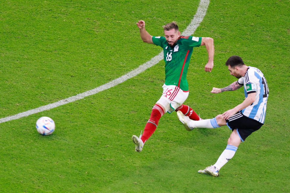 Messi mở tỷ số trận đấu ở phút 67 với bàn thắng đẹp mắt từ cự ly khoảng 20m. Tiền đạo PSG đã tung chân quyết đoán, đưa bóng đi sệt vào góc chết khung thành khiến thủ thành Ochoa bên phía Mexico không có cơ hội. (Ảnh: Hải An/Vietnam+)