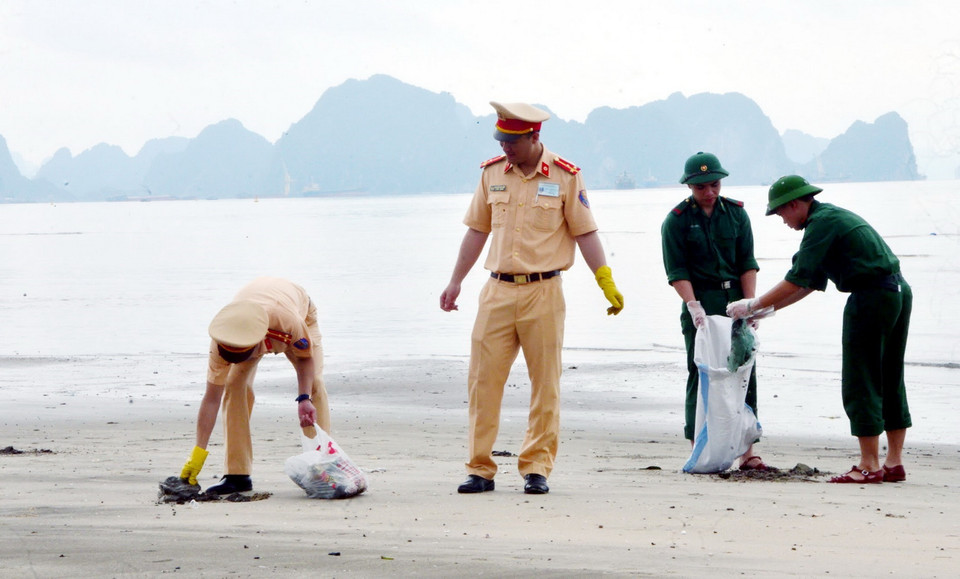 Lực lượng vũ trang tham gia dọn sạch môi trường biển vịnh Hạ Long. (Nguồn: Văn Đức - TTXVN)
