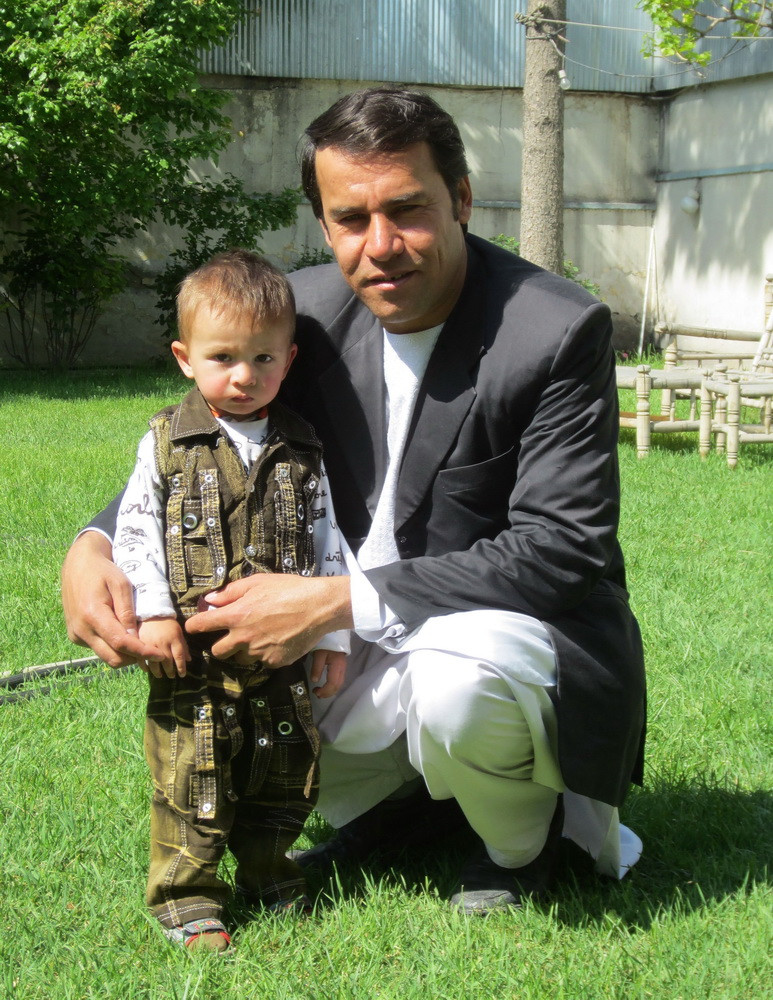 Shah Marai và con trai tại Kabul năm 2013. (Nguồn: AFP/ TTXVN)