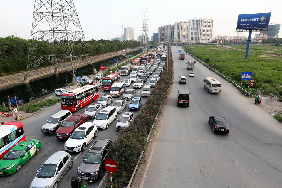 Cao tốc Pháp Vân Cầu Giẽ chật cứng các phương tiện giao thông trên chiều về Hà Nội (làn bên trái ảnh). (Ảnh: Danh Lam/TTXVN) 
