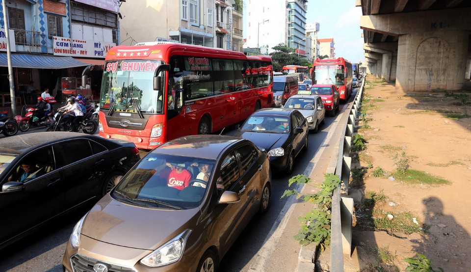 Quốc lộ 1A cũng bi ùn ứ các phương tiện giao thông. (Ảnh: Danh Lam/TTXVN) 