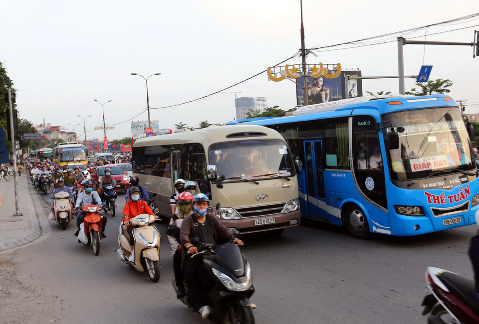 Đường Giải Phóng đông nghịt các phương tiện giao thông chiều 1/5. (Ảnh: Danh Lam/TTXVN)
