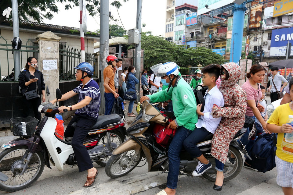 Dịch vụ xe ôm Grab đón khách tại bến xe Giáp Bát. (Ảnh: Danh Lam/TTXVN)