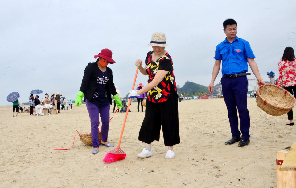 Đông đảo người dân thành phố Hạ Long tham gia dọn sạch môi trường biển. (Nguồn: Văn Đức - TTXVN)