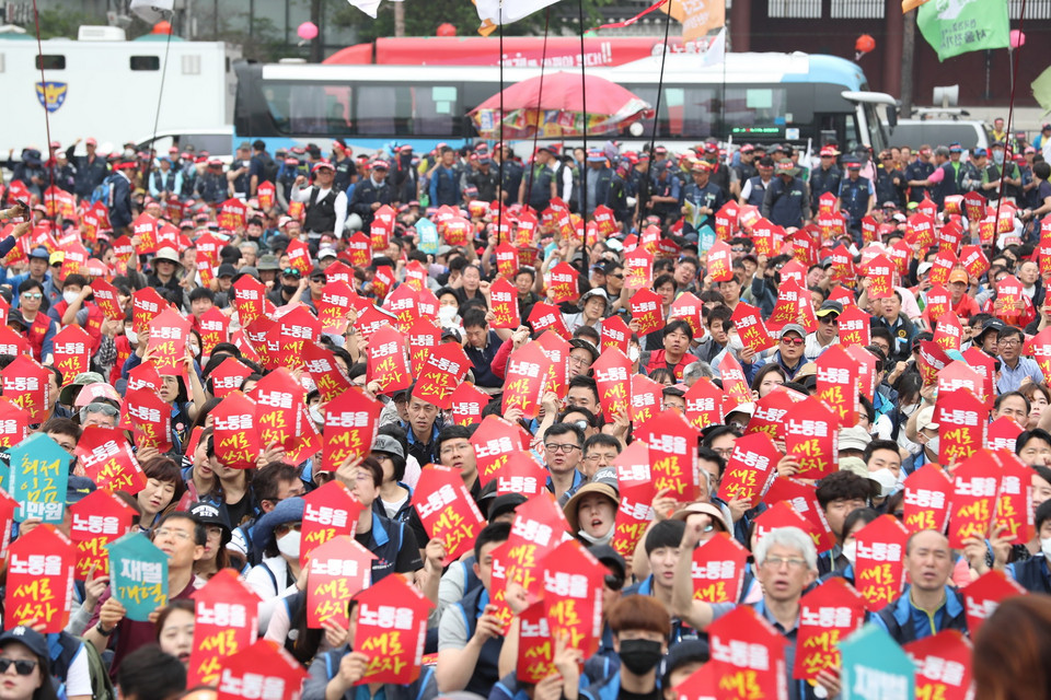 Người dân tham gia tuần hành nhân ngày Quốc tế Lao Động 1/5 tại Seoul, Hàn Quốc. (Nguồn: Yonhap/TTXVN)