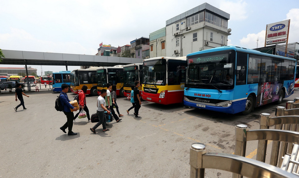  Các phương tiện xe buýt đã sẵn sàng đón khách tại bến xe Nước Ngầm. (Nguồn: Danh Lam/TTXVN)