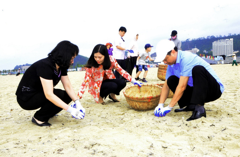 Nhiều rác bẩn trên bãi biển được dọn sạch trong sáng 1/5. (Nguồn: Văn Đức - TTXVN)