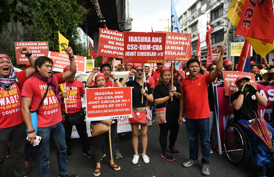 Người dân tham gia tuần hành yêu cầu Chính phủ sửa đổi chính sách lao động tại Manila, Philippines ngày 1/5. (Nguồn: AFP/TTXVN)