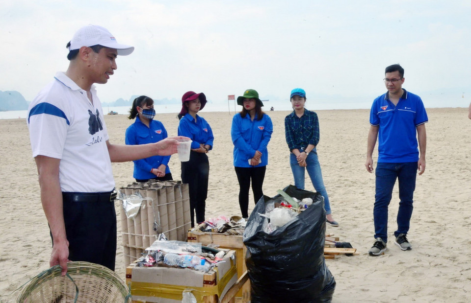 Lãnh đạo UBND tỉnh tham gia cùng người dân thành phố Hạ Long dọn sạch môi trường biển. (Nguồn: Văn Đức - TTXVN)