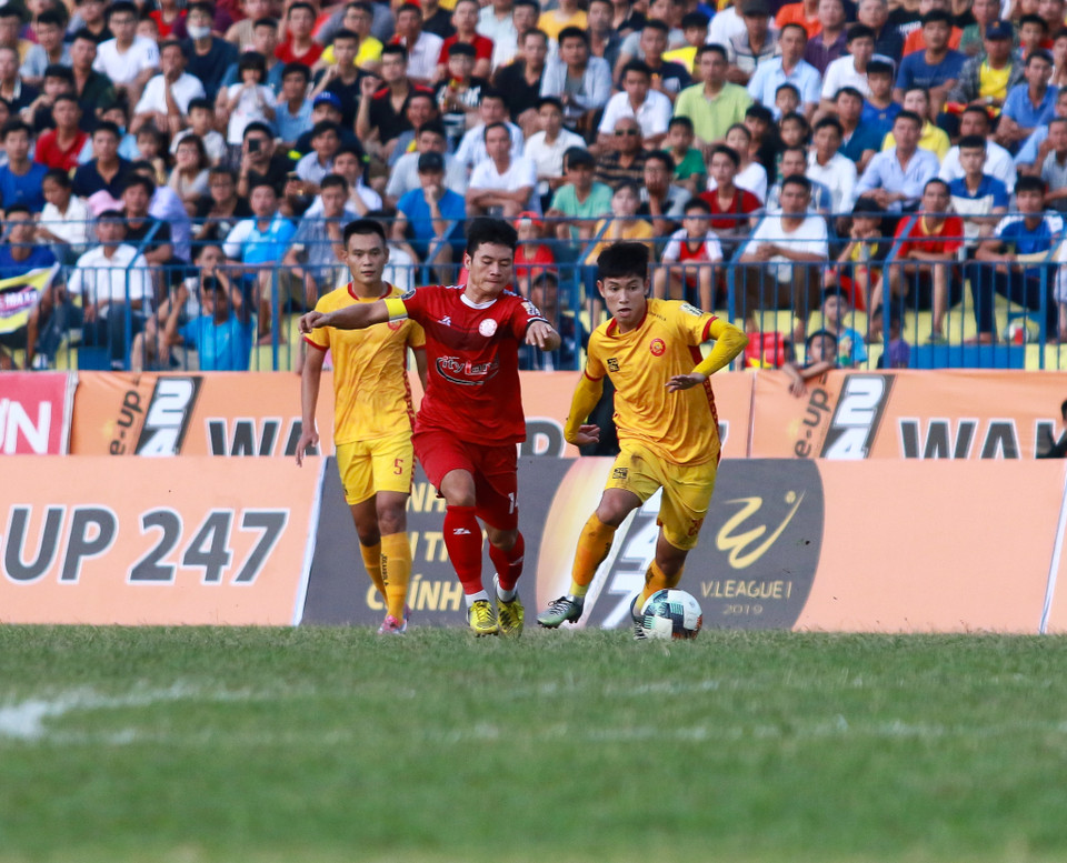 Tiền vệ Hữu Tuấn (trái) là một trong những gương mặt nổi bật của V-League 2019 với đóng góp lớn giúp câu lạc bộ Thành phố Hồ Chí Minh lần đầu tiên giành ngôi Á quân tại giải vô địch quốc gia. (Ảnh: Nguyên An/Vietnam+)