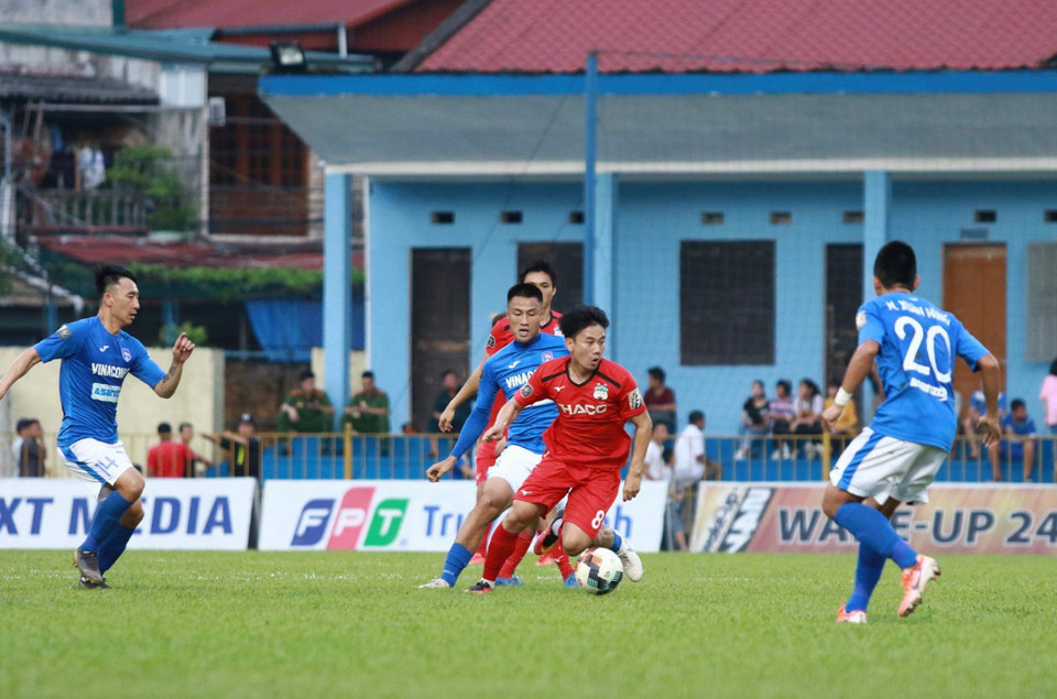 Tiền vệ Minh Vương (Hoàng Anh Gia Lai) là Vua phá lưới nội của V-League 2019 với 12 bàn thắng. Các pha lập công của cầu thủ này nhiều lần lọt tốp các bàn thắng đẹp nhất vòng đấu. (Ảnh: Nguyên An/Vietnam+)
