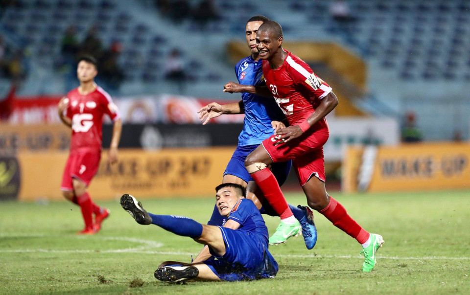 Tương tự Omar, tiền đạo Bruno Cantanhede (Viettel) cũng xứng đáng là một trong những cầu thủ xuất sắc nhất V-League 2019. Cầu thủ này chỉ thi đấu nửa mùa giải nhưng xuất sắc có được 15 bàn thắng để cùng chia sẻ danh hiệu Vua phá lưới với Omar. (Ảnh: Hoàng Linh/TTXVN)