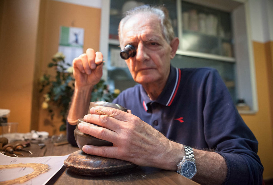 Một nghệ nhân tại GDE Bertoni đang chạm trổ khuôn mẫu các huy chương. (Nguồn: Al-Jazeera)