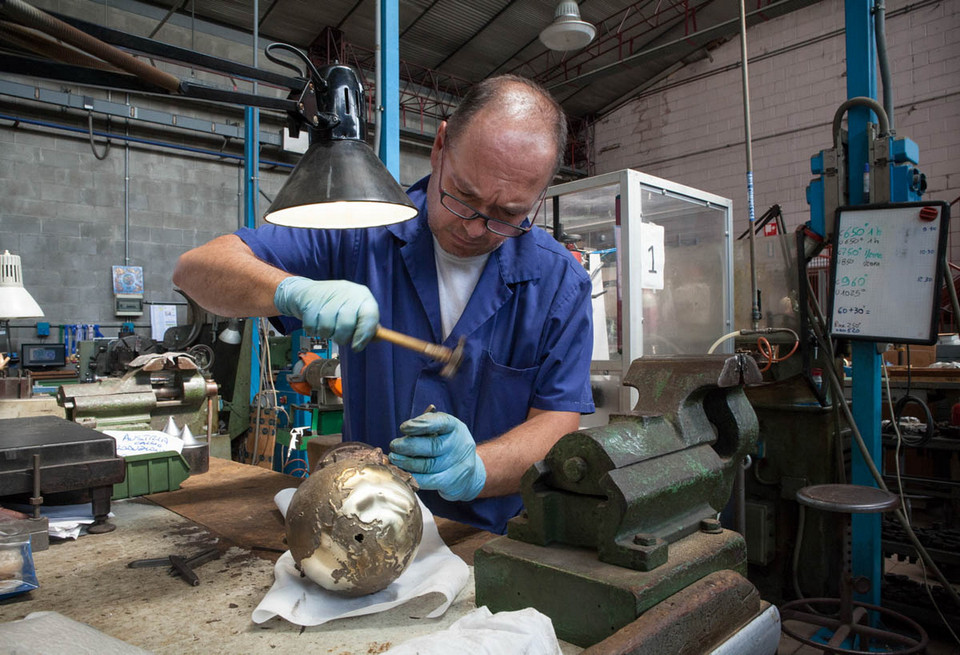 Sau đó, chiếc cúp được đục bằng búa để hoàn thành các chi tiết. (Nguồn: Al-Jazeera)