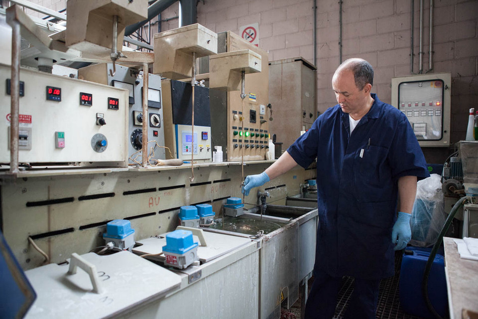 Quá trình "tắm rửa" chiếc cup. (Nguồn: Al-Jazeera)