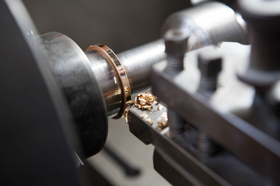 Huy chương vàng trong quá trình hoàn thiện. (Nguồn: Al-Jazeera)