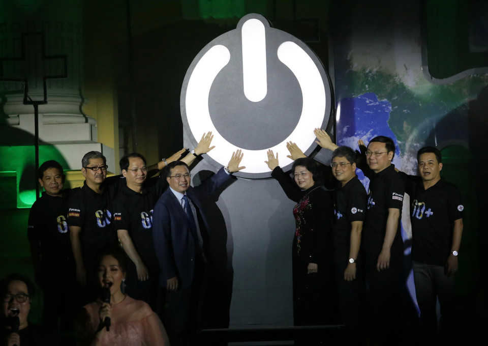 Phó Chủ tịch nước Đặng Thị Ngọc Thịnh và đại diện các bộ, ngành thực hiện nghi lễ tắt đèn. (Nguồn: Trần Việt/TTXVN)