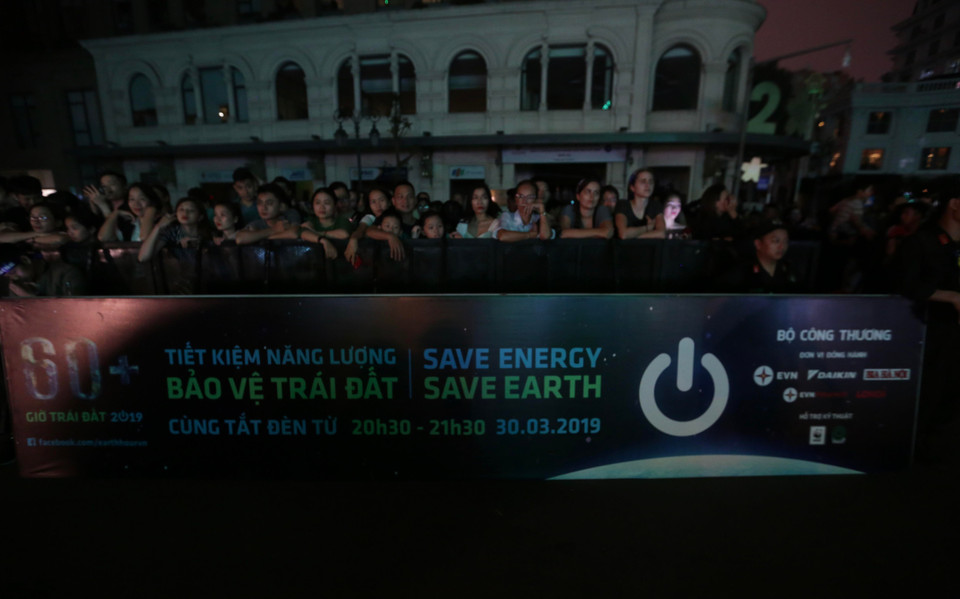 Đông đảo các tầng lớp nhân dân tham gia lễ phát động chiến dịch Giờ Trái đất 2019. (Nguồn: Trần Việt/TTXVN)