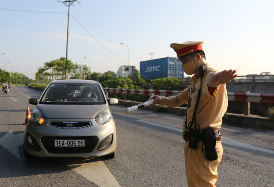 Tại chốt số 21 thuộc đường Trung tâm hành chính huyện Mê Linh (đoạn nối Quốc lộ 2 với Đường 100), tổ công tác bắt đầu làm nhiệm vụ từ khoảng 7 giờ sáng. (Ảnh: Hiển Nguyễn/Vietnam+)