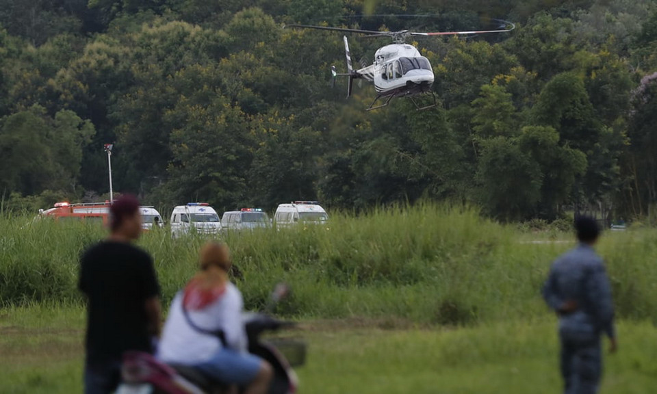 Trực thăng cũng được huy động để đưa các em đến bệnh viện. (Nguồn: The Guardian)