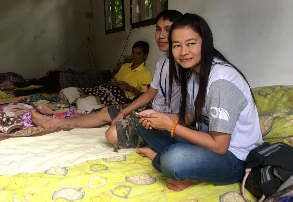 Cha mẹ các thành viên đội bóng thiếu niên Thái Lan nghe ngóng tin về con của mình. (Nguồn: The Guardian)