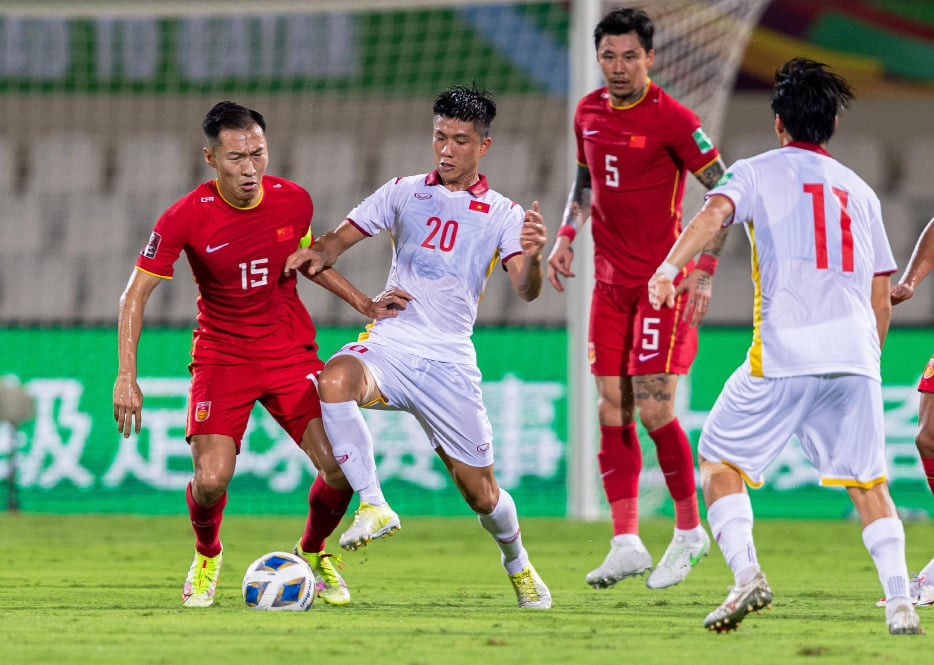 Tuy nhiên, thua hai bàn liên tiếp không khiến tuyển Việt Nam mất tinh thần và buông xuôi. Toàn đội đã rất cố gắng, nỗ lực tấn công hơn tìm bàn gỡ ở khoảng thời gian cuối trận đấu. (Ảnh: AP)