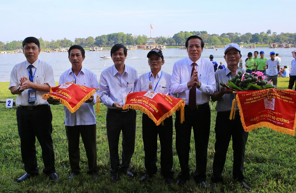 Trao thưởng cho các đội nam đạt giải. (Nguồn: Hồ Cầu-TTXVN)