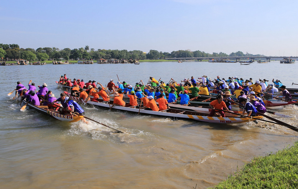 Các đội đua nữ xuất phát. (Nguồn: Hồ Cầu-TTXVN)