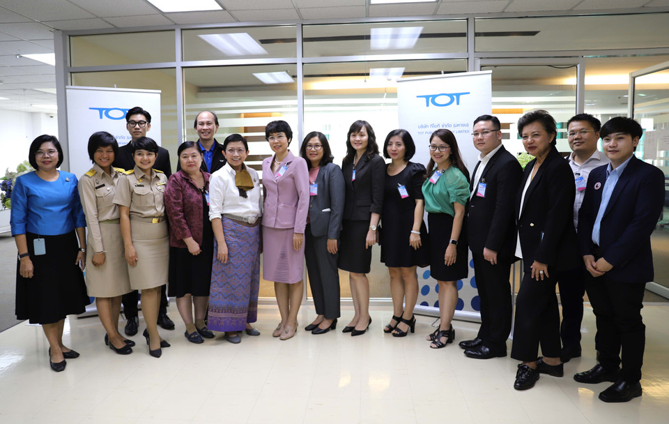 Phó Tổng giám đốc TTXVN Vũ Việt Trang chụp ảnh lưu niệm cùng Trung tâm chống tin giả của Thái Lan. (Ảnh: Ngọc Quang-Hữu Kiên/TTXVN)