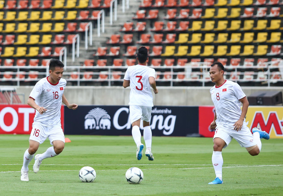 Tuyển Việt Nam tập luyện khoảng 1 giờ đồng hồ trên sân thi đấu chính Thammasat chiều 4/9 trước khi bước vào trận đấu với Thái Lan lúc 19 giờ ngày mai (5/9). (Ảnh: Nguyên An)