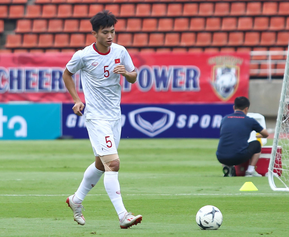 Trên sân tập, Đoàn Văn Hậu thực hiện trơn tru bài tập khởi động và cho thấy cảm giác bóng tốt. Nhiều khả năng hậu vệ này sẽ ra sân từ đầu ở trận tới. (Ảnh: Nguyên An)