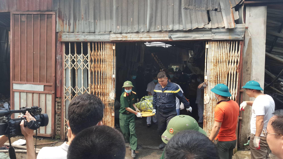 Nạn nhân được đưa ra khỏi hiện trường. (Ảnh: Sơn Bách/Vietnam+)