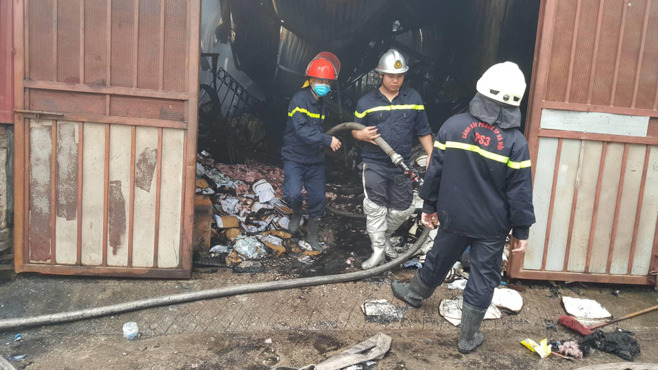 Lực lượng cứu hộ đang tìm kiếm nạn nhân. (Ảnh: Sơn Bách/Vietnam+)