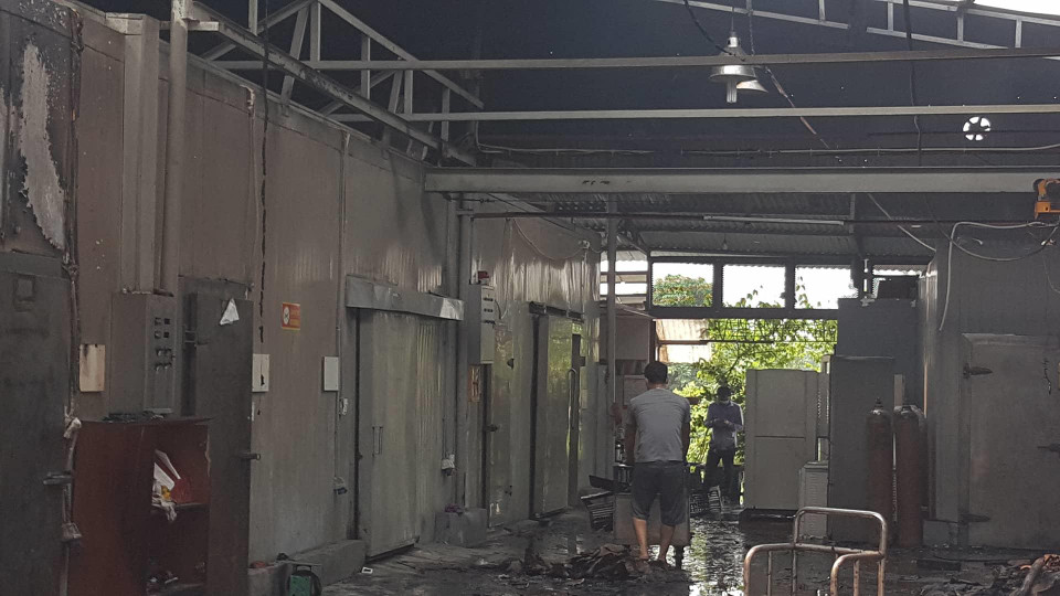 Khu nhà xưởng bị cháy. (Ảnh: Sơn Bách/Vietnam+)